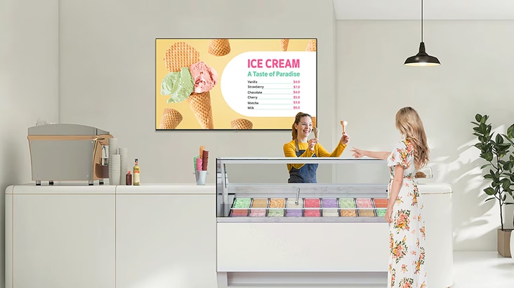 Téléviseur professionnel LG affichant le menu de la boutique de glaces avec des visuels 4K éclatants