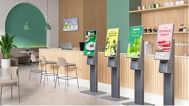 Terminaux numériques LG Kiosk à l’intérieur du café pour une commande automatique et plus de commodité pour le client