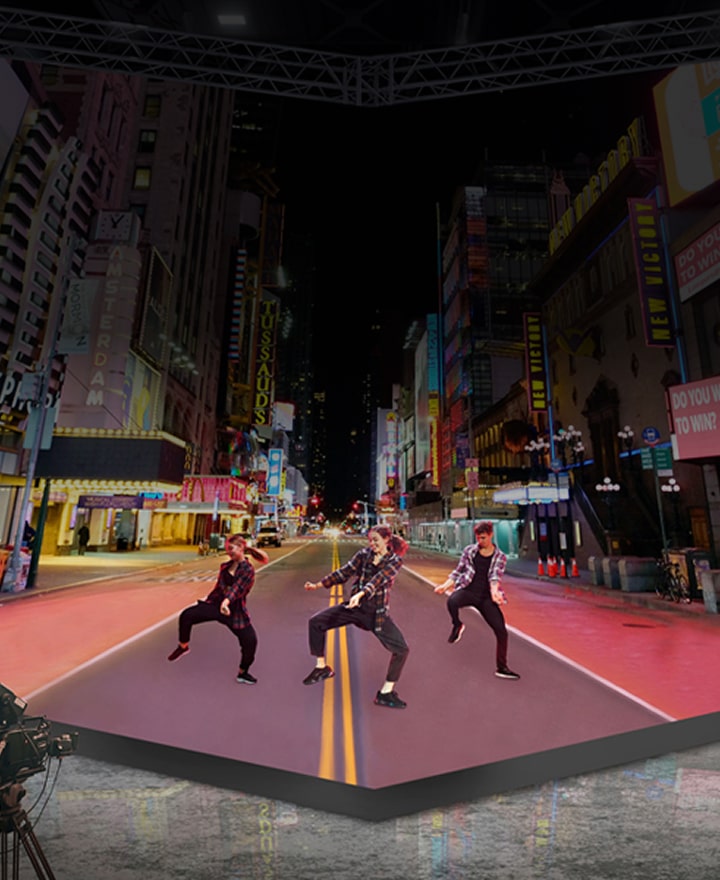 L’écran LED de production virtuelle LG crée un cadre urbain immersif pour le film et la diffusion. La technologie d’affichage numérique de LG permet un environnement de studio réaliste avec l’équipe de caméra et les artistes.