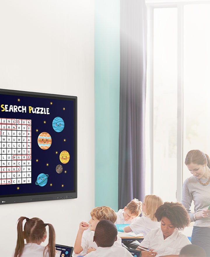 Signalisation numérique LG dans une salle de classe affichant un puzzle interactif de recherche de mots dans l’espace. Les solutions d’affichage éducatif de LG améliorent l’engagement des étudiants grâce à un contenu dynamique et des visuels éclatants.