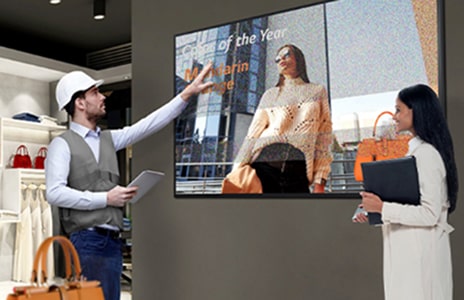 Affichage numérique LG dans un magasin de détail montrant du contenu de mode. Les solutions d’affichage commercial de LG offrent des visuels dynamiques pour le marketing en magasin. »