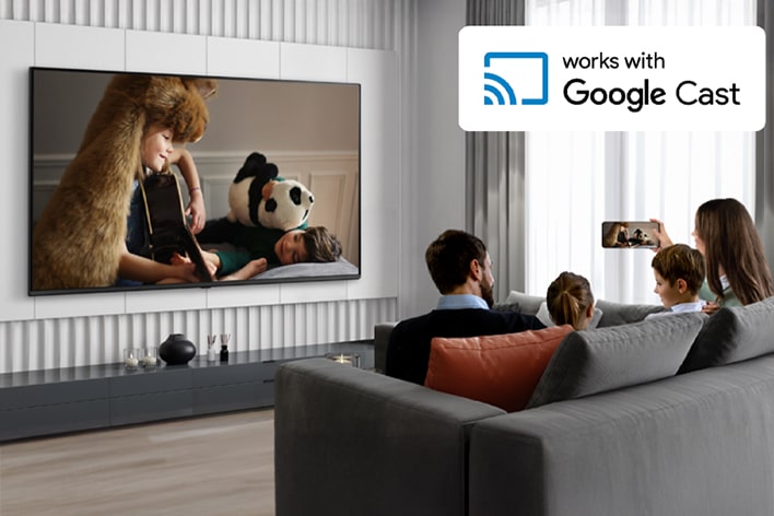 Cette image montre des clients de l'hôtel en train de diffuser du contenu depuis leur smartphone vers la télévision de leur chambre.