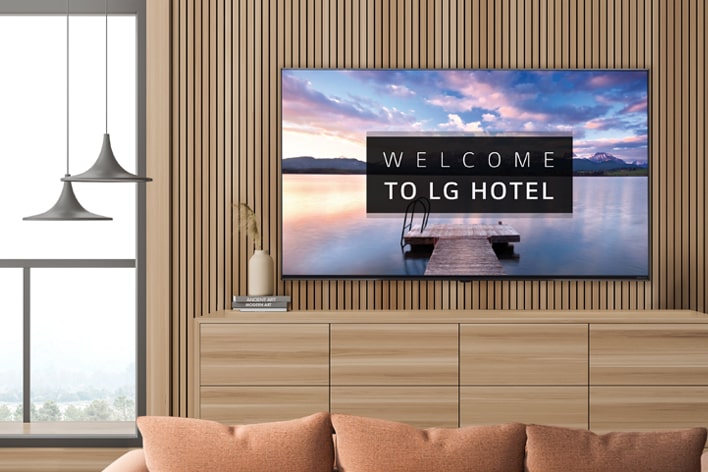 Une TV commerciale LG est installée dans une chambre d’hôtel.