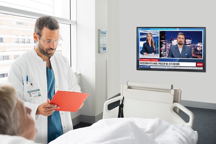 Une TV commerciale LG est installée dans une chambre d’hôpital.