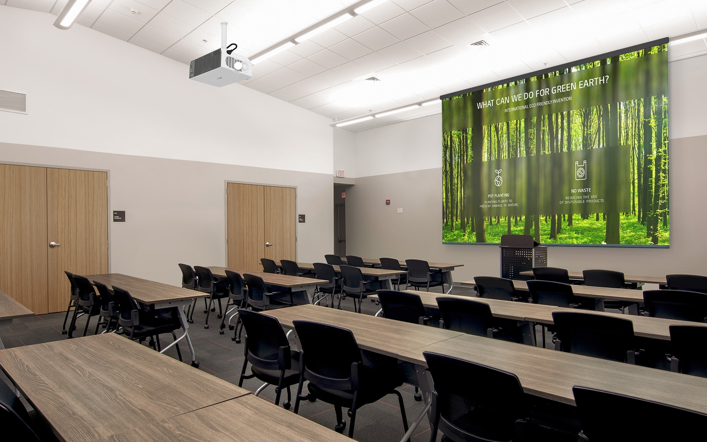 Salle de classe pédagogique avec projecteur de plafond LG projetant de grands visuels pour les sessions d’apprentissage