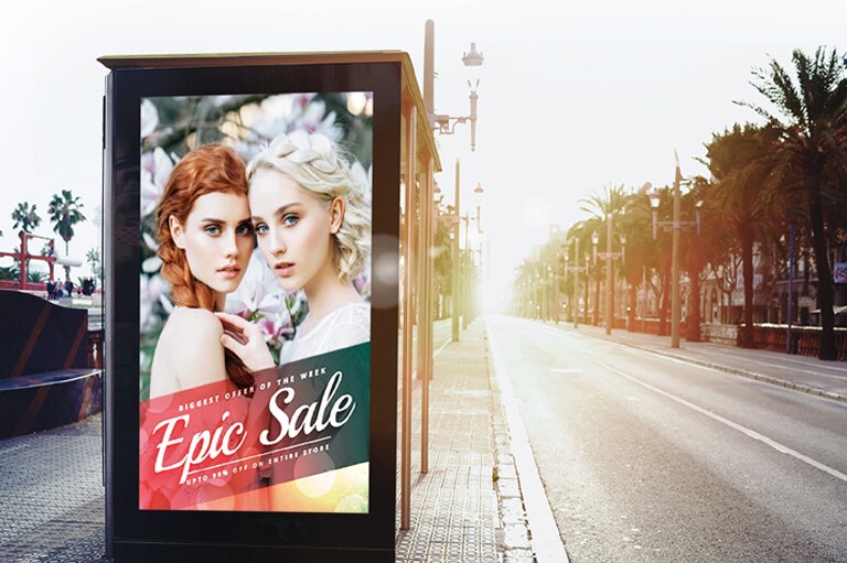 The 86XE3FS installed on the side of the road can display the content clearly, even in a bright outdoor environment.