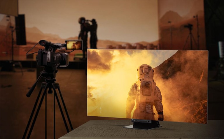 65EP5G can be connected to the camera, facilitating video transmission between studio devices.