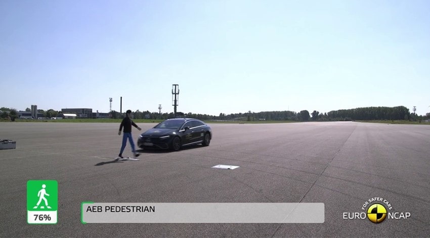 The 'Automatic Emergency Braking' function detects obstacles on its own through a radar attached to the vehicle, alerts the driver, and automatically stops the car image