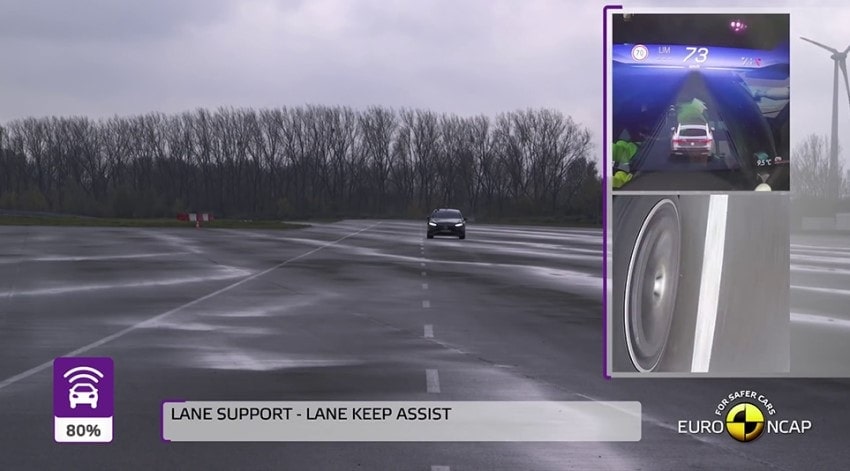 The 'Lane Keeping Assistant' function returns the vehicle to its original driving lane upon departure image