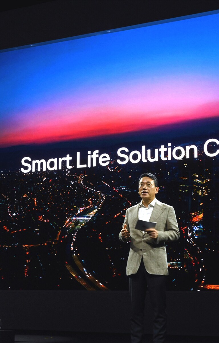LG VS Company's CEO William Cho presenting LG's grand vision to go beyond consumer electronics into the realm of smart life solutions