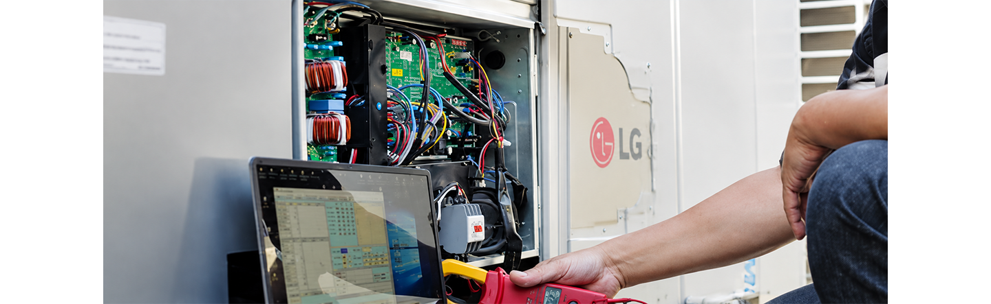 An image showing a technician is guaging the air conditioner installation time using equipment.