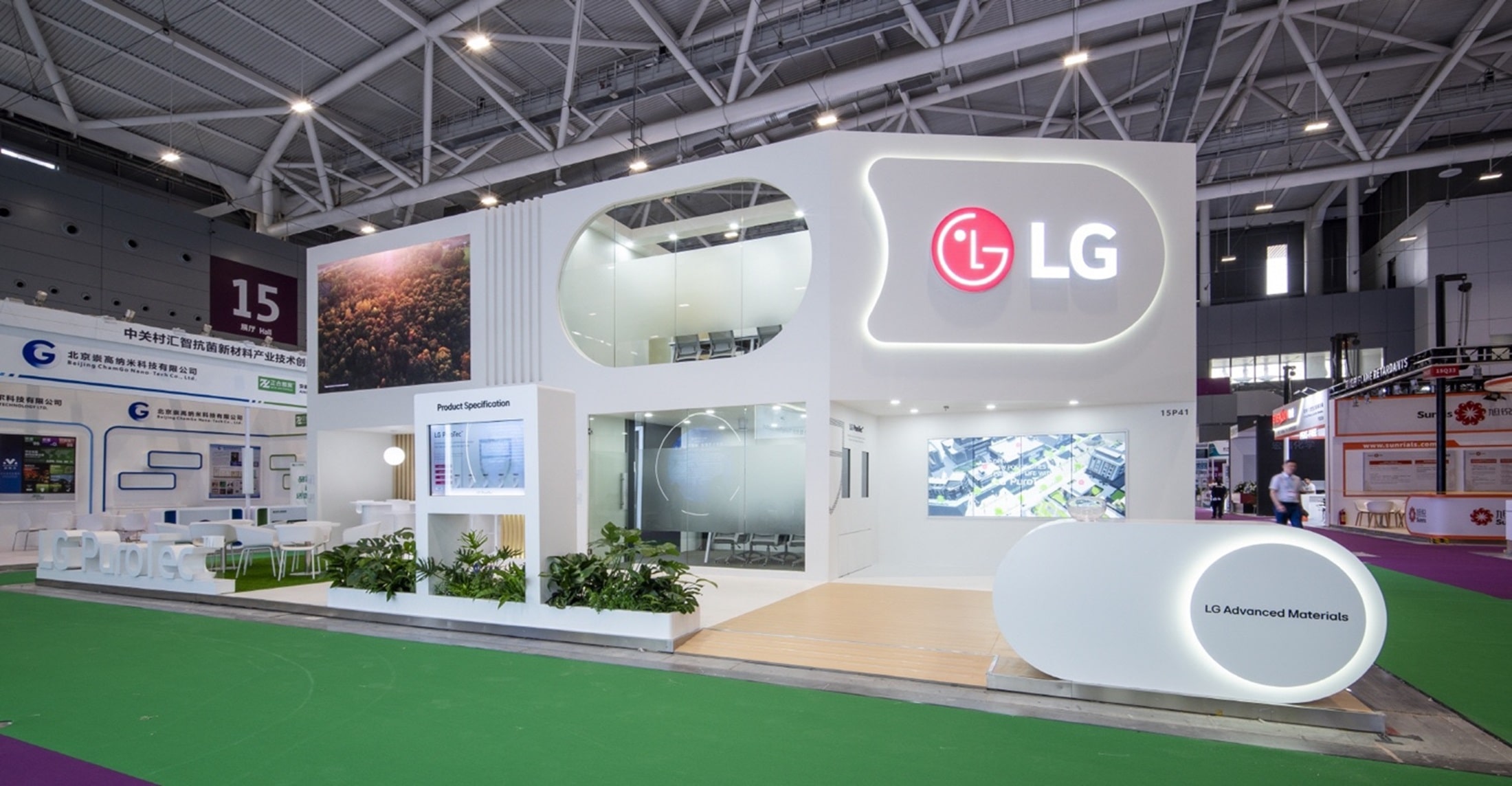 LG exhibition booth with modern white design and large illuminated LG logo at a trade show