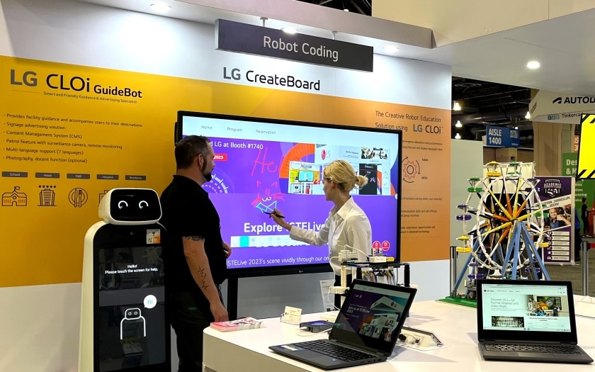 People experiencing Robot Coding Zone of LG booth