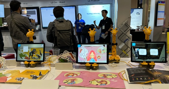 People experiencing Robot Coding Zone of LG booth