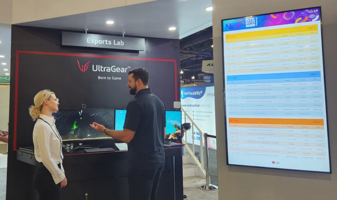 People experiencing Robot Coding Zone of LG booth