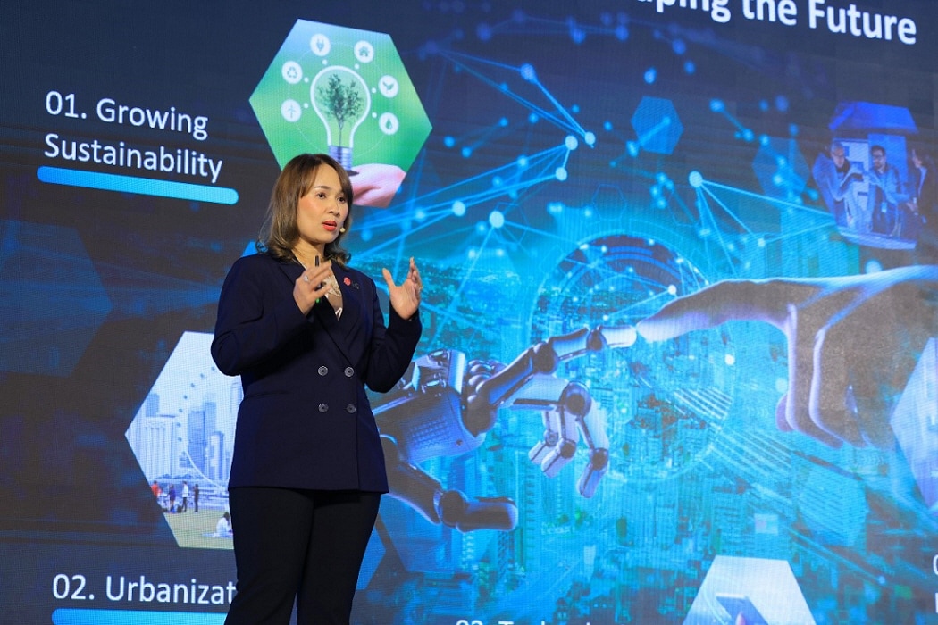 Speaker presenting on stage with visuals highlighting sustainability and innovation themes. Showcases LG’s leadership in AI-driven HVAC systems and its vision for future energy solutions.