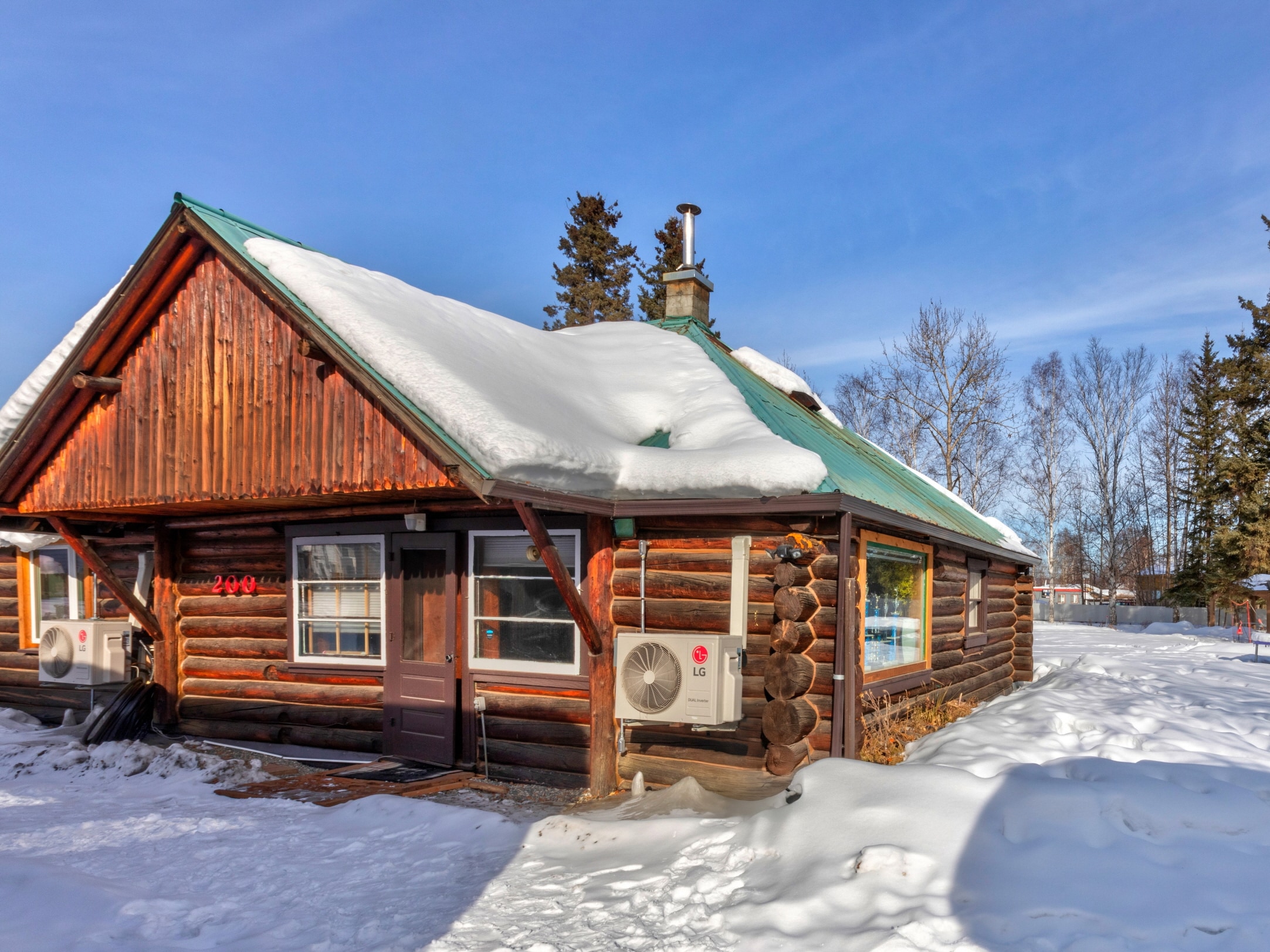 A photo of the LG DUAL Inverter heat pump installed outside a house