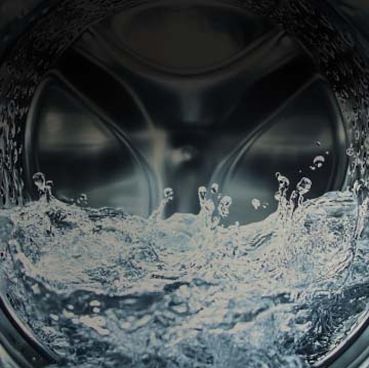 Splashing water inside washing machine drum