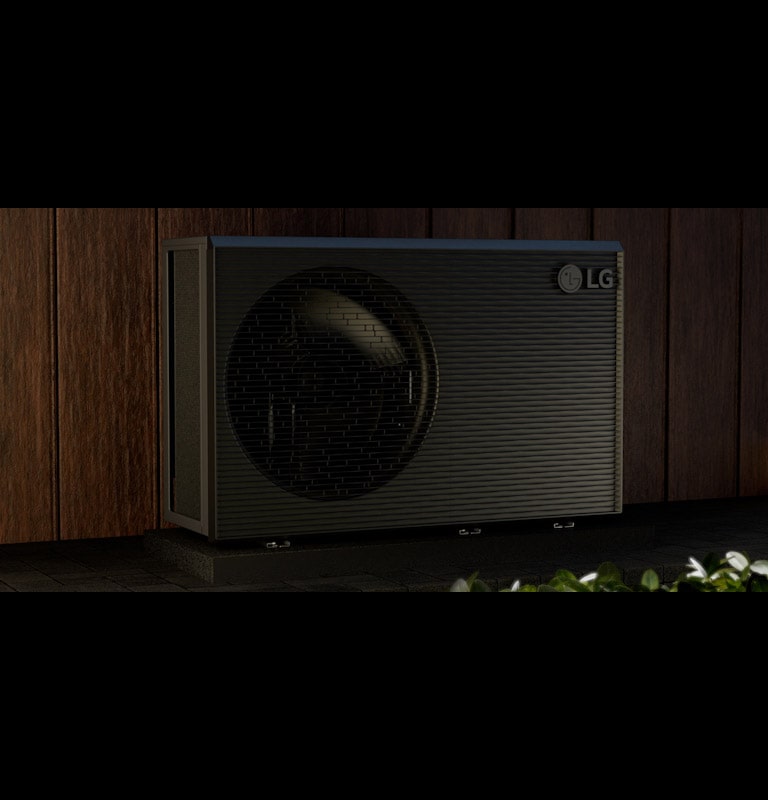 On display is the internal structure of the R290 outdoor unit. The operation of the compressor is shown in detail, indicating silent operation.