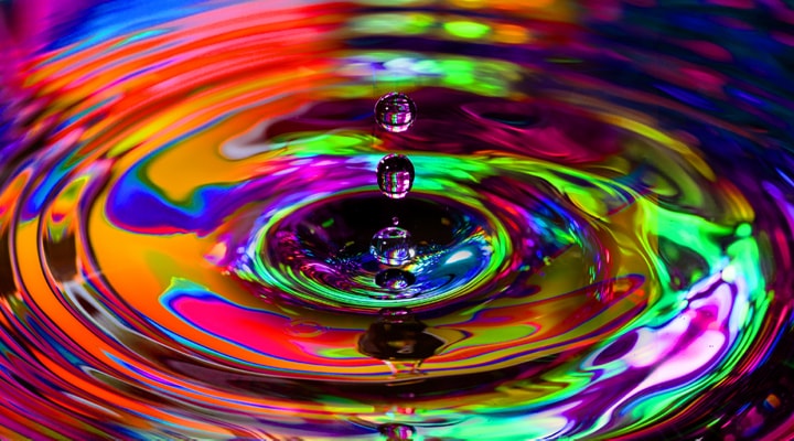 The rippling water is reflecting colorful light, and each color is vividly displayed.