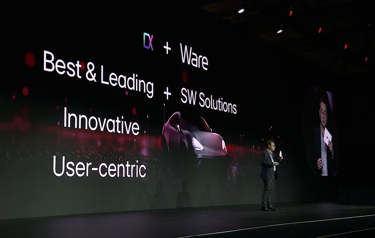 Picture of a man who addresses a presentation regarding LG software solution related to vehicle