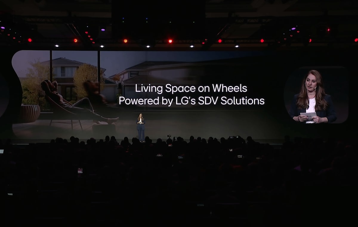 Picture of a woman who addresses LG Digital Cockpit presentation