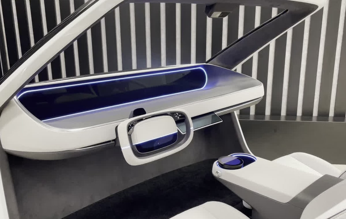 Video thumbnail of next generation vehicle using LG's total in-vehicle infotainment solutions