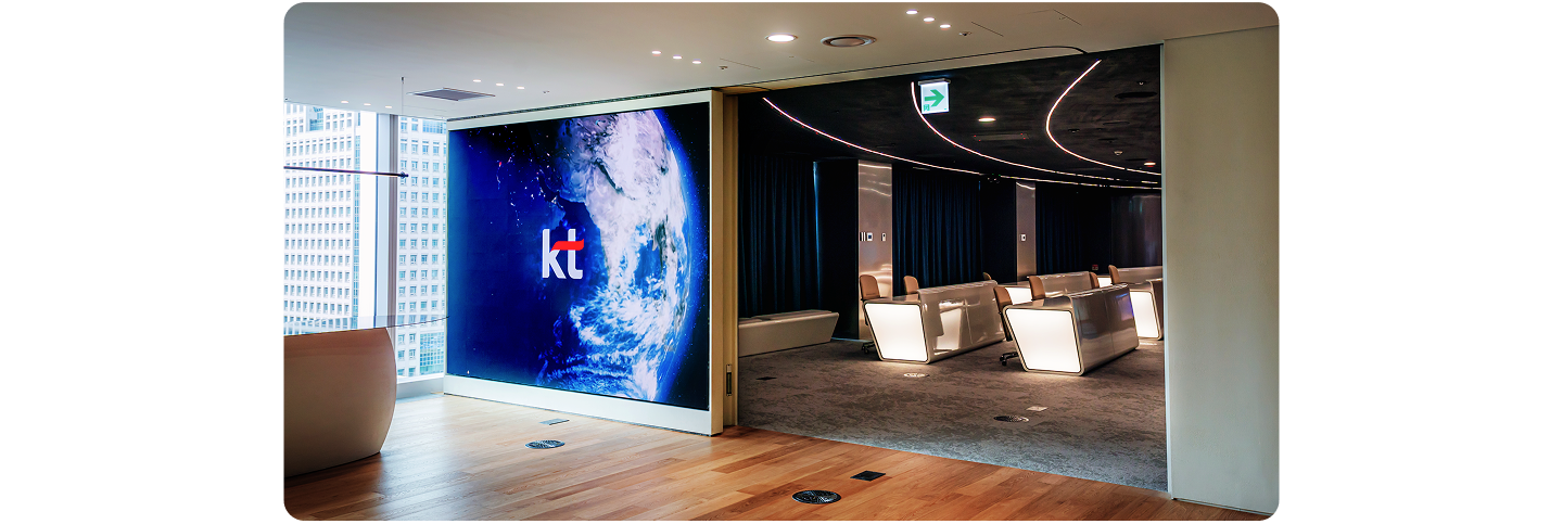 Sliding LG LED Signage LSCC displays KT branding as it glides along an upper rail at the 11th floor presentation room entrance of KT Gwanghwamun Building WEST.