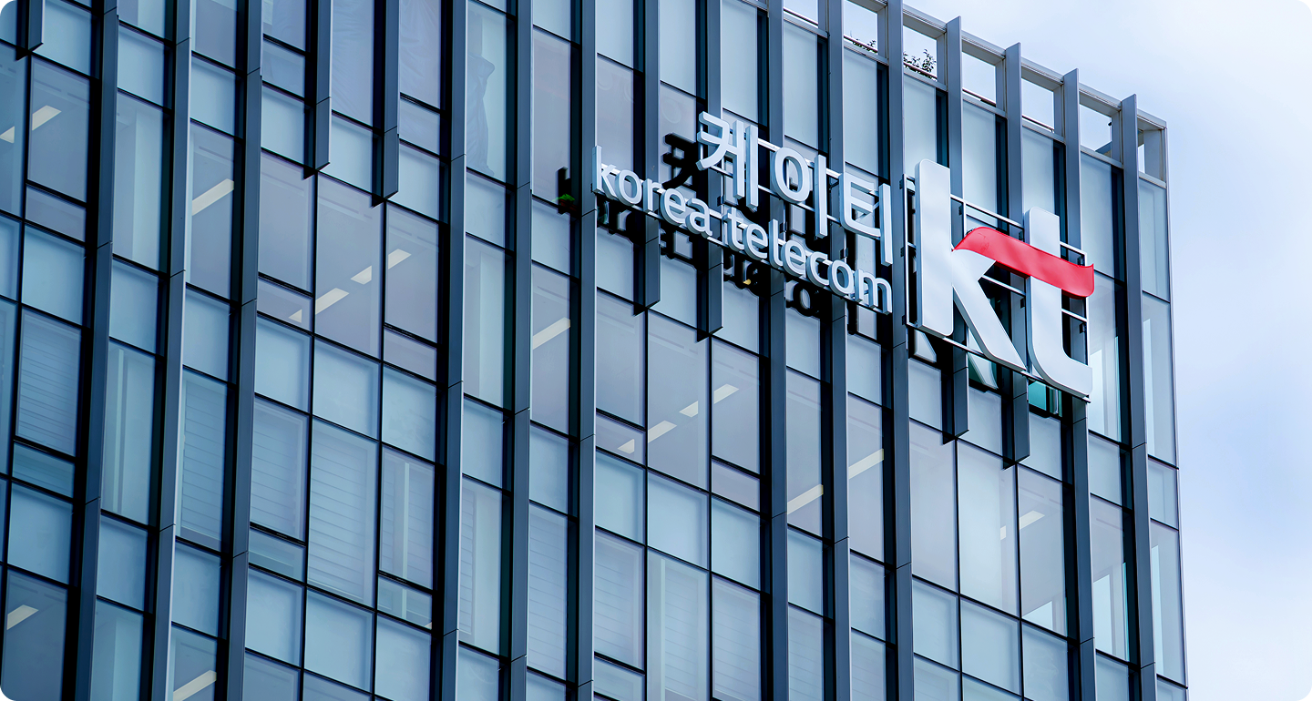 LG signage displays transforming KT Gwanghwamun Building WEST into an immersive AICT showcase