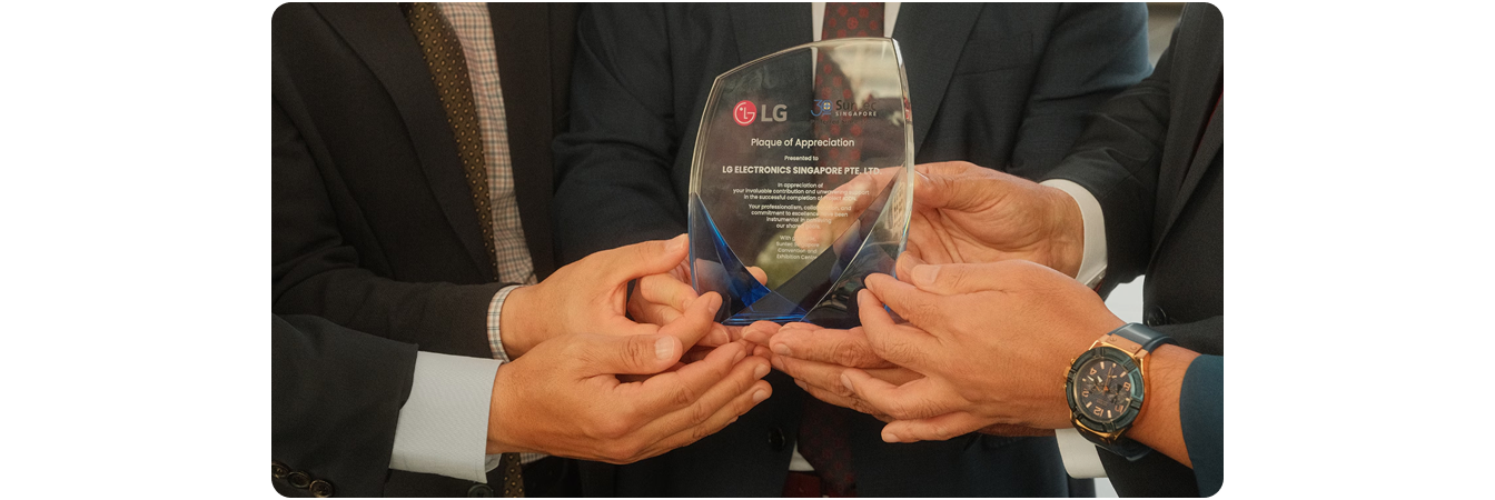 Representatives from Suntec Singapore presenting a Plaque of Appreciation to LG Electronics Singapore Pte. Ltd. in recognition of their partnership on The Big Picture Wall project.