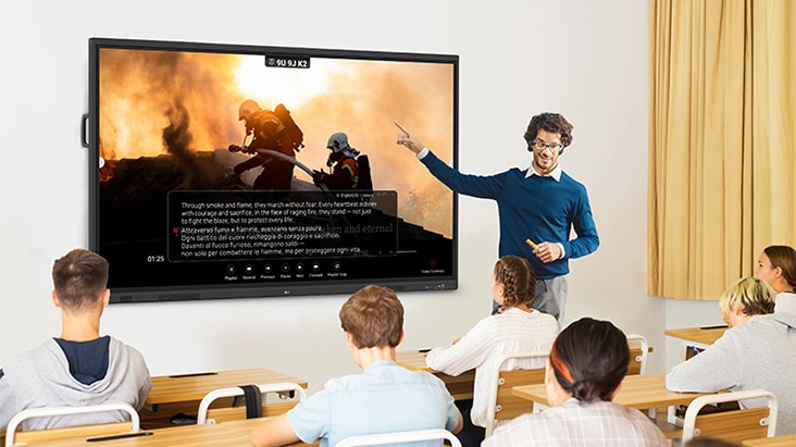 On the interactive digital board, AI recognizes the sound of the video being played and displays translated subtitles in the user's preferred language on the screen.