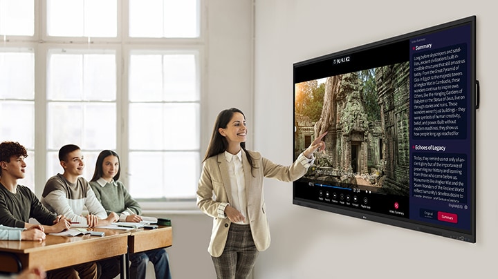 A text summary of the lesson video is automatically displayed on the smart board screen through LG CreateBoard AI.