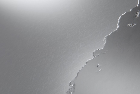 Video shows the laptop cover surface filling with a metallic Aerominum texture.