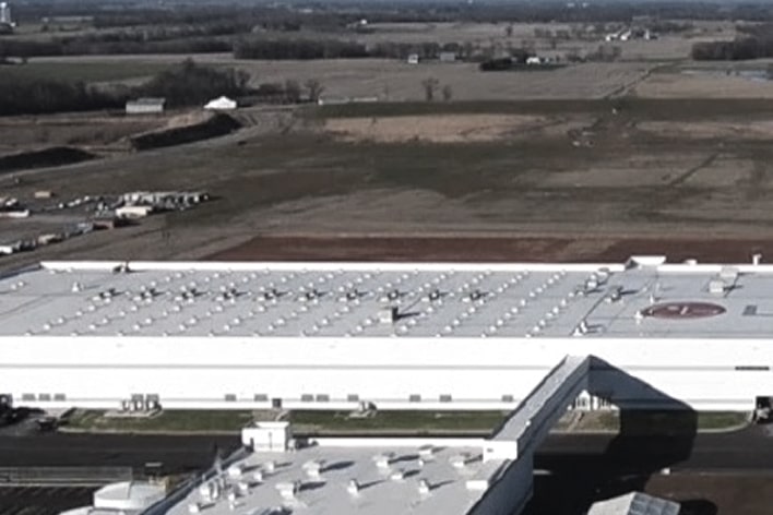 Industrial site commissioning process with engineers conducting training sessions, part of LG lifecycle management services.