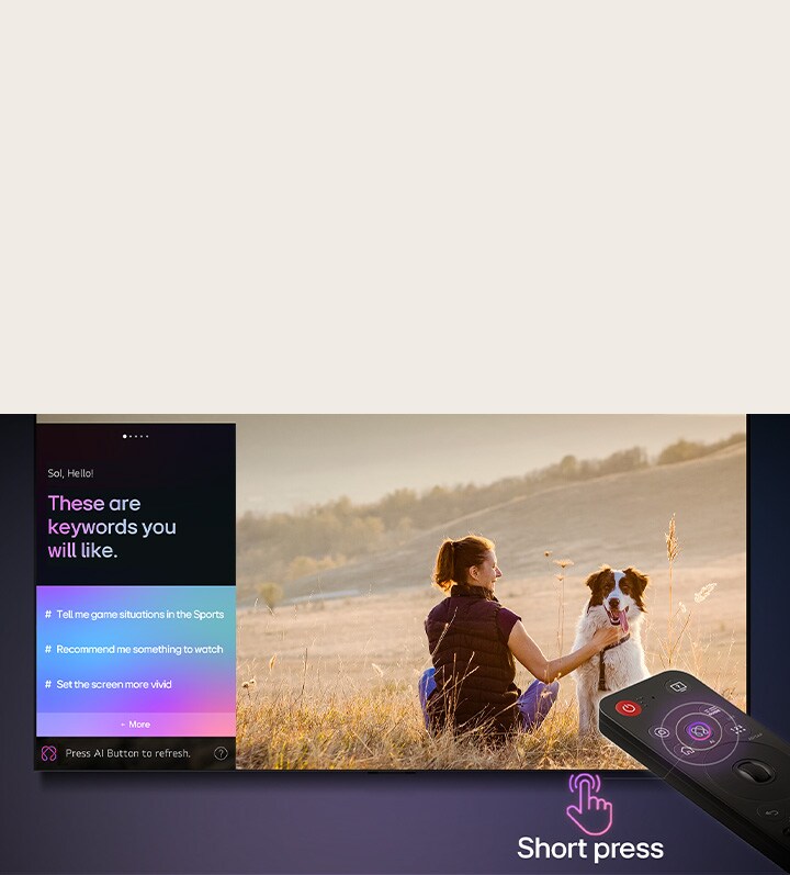 Remote AI LG Magic di depan layar TV LG. Di layar terdapat pesan sambutan pribadi dari AI LG dengan kata kunci kustom berdasarkan riwayat pencarian dan tontonan pengguna. Di samping remote terdapat ikon dan label yang menunjukkan bahwa fungsi AI Concierge dapat diakses dengan mudah hanya dengan satu kali tekan tombol AI.