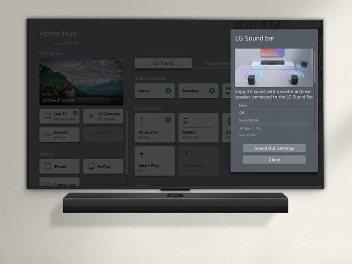 Soundbar LG berada di bawah TV LG NanoCell. Di layar TV terdapat antarmuka pengguna (UI) untuk pengaturan volume soundbar dan TV.