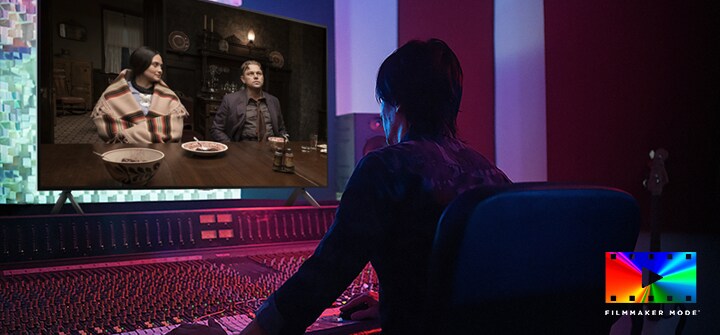 Seorang sutradara di depan panel kontrol sedang mengedit film “Killers of the Flower Moon” di TV LG NanoCell. Di pojok kiri bawah gambar terdapat logo FILMMAKER MODE™.
