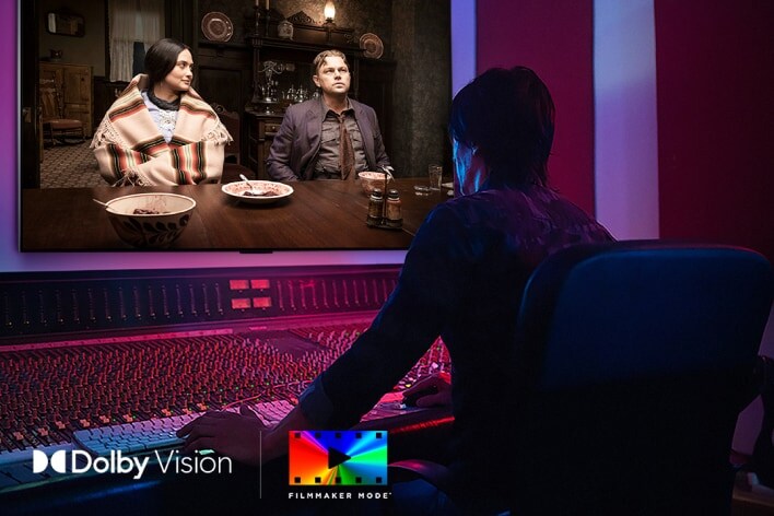 Seorang sutradara di depan panel kontrol mengedit film “Killers of the Flower Moon” di TV LG QNED. Di pojok kiri bawah, logo Dolby Vision dan logo FILMMAKER MODE.