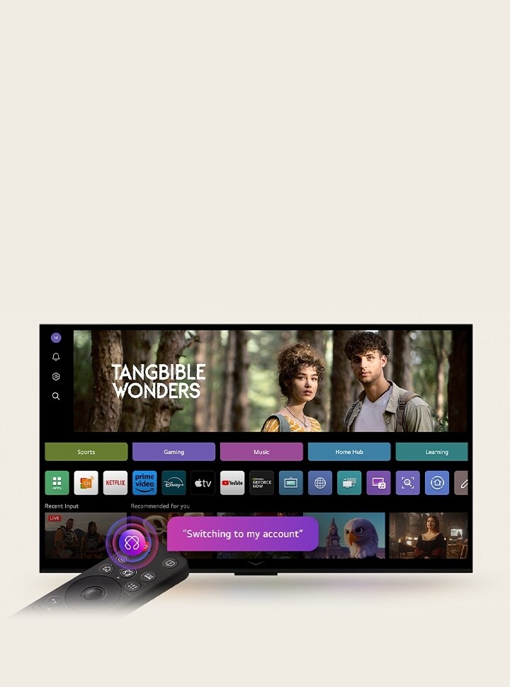 Di layar TV LG QNED terdapat halaman utama webOS 25 yang dipenuhi dengan aplikasi dan konten hiburan. Di samping TV terdapat LG AI Magic Remote, tombol AI-nya ditampilkan seolah-olah diaktifkan oleh suara pengguna. Sebuah gelembung percakapan berada di sampingnya, beralih ke akun saya.