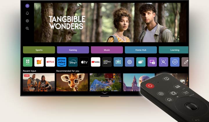 LG AI Magic Remote sedang digunakan. Seluruh skenario menunjukkan betapa mudah dan nyamannya menggunakan AI Magic Remote. Halaman utama LG webOS terlihat saat kursor muncul dan mengklik thumbnail tertentu. Thumbnail tersebut mengisi layar. Tombol AI pada remote kemudian ditampilkan secara menonjol.