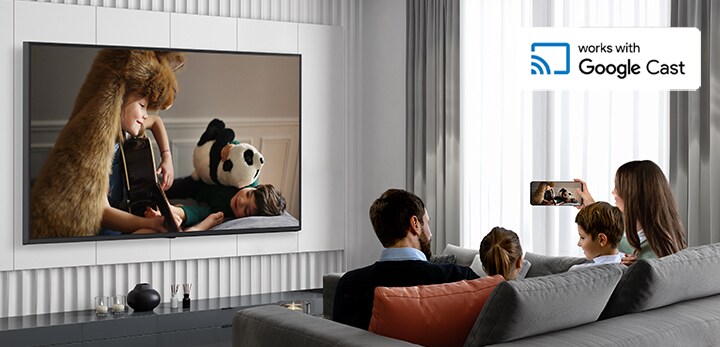 Tamu hotel menggunakan Google Cast untuk menghubungkan smartphone dengan TV di dalam kamar untuk mengakses konten.