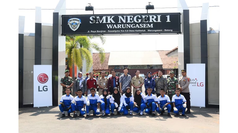 LG Loves School Dukung Pendidikan SMKN 1 Warungasem Batang