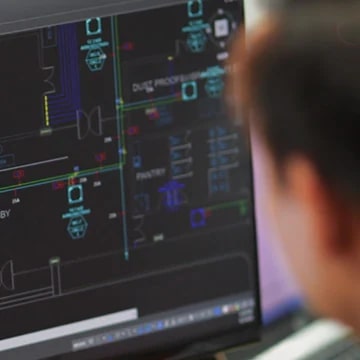 Seorang ahli sedang melihat monitor.