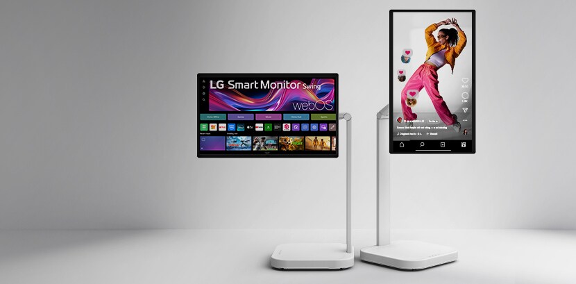 Tampilan depan dua layar LG Smart Monitor Swing dengan webOS, satu dalam orientasi lanskap yang menampilkan layar beranda, dan lainnya dalam orientasi potret yang menampilkan video vertikal dengan antarmuka media sosial.