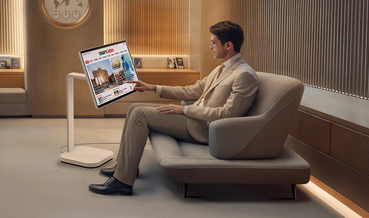 Seorang pria di ruang tunggu VIP sedang membaca berita di LG Smart Monitor Swing. Seorang pria di ruang tunggu VIP sedang membaca berita di LG Smart Monitor Swing.