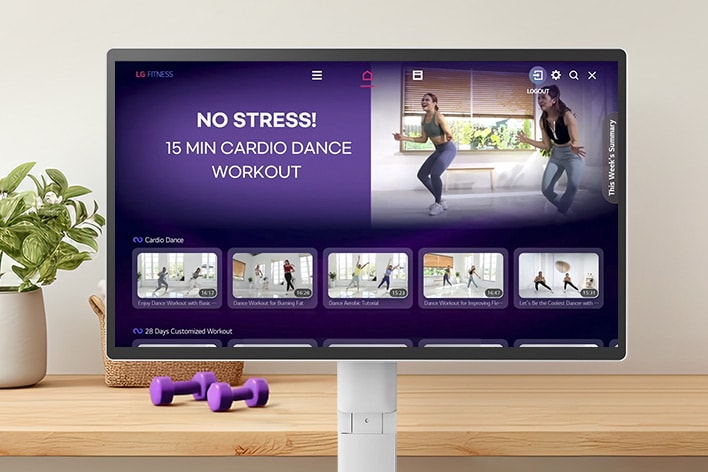 Layar LG Smart Monitor Swing menampilkan berbagai video Kebugaran LG.