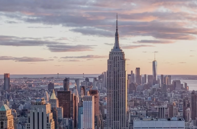 Une image de vue sur la ville avec des immeubles de grande hauteur.