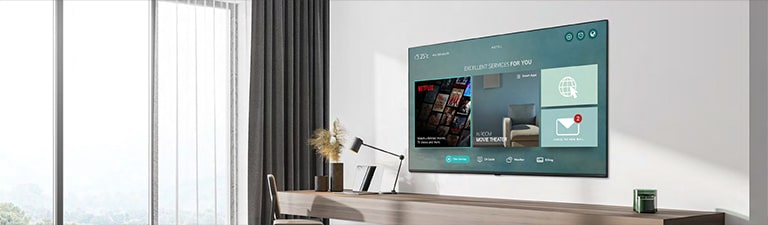 Les contenus hôteliers tels que l’application Netflix s’affichent sur le téléviseur à l’intérieur de la chambre d’hôtel.
