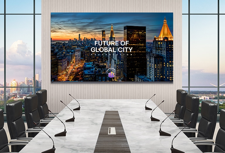 En una lujosa sala de reuniones con una amplia mesa de conferencias y vistas al exterior, hay un LG MAGNIT All-in-One, serie LAAA, instalado en la pared. La pantalla LAAA de 136 pulgadas muestra con gran nitidez los materiales de presentación para la reunión.