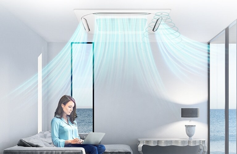 LG HVAC 'Cassette Inteligente de 4 Vías' en una habitación con vistas al mar, con una mujer trabajando en una laptop, destacando sensores de presencia y humedad.